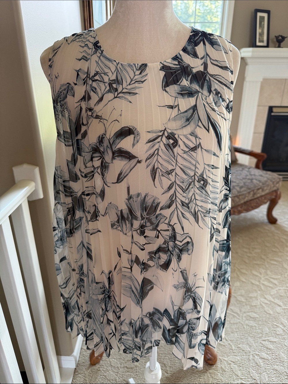 Worthington Navy and White Floral Sleeveless Blouse